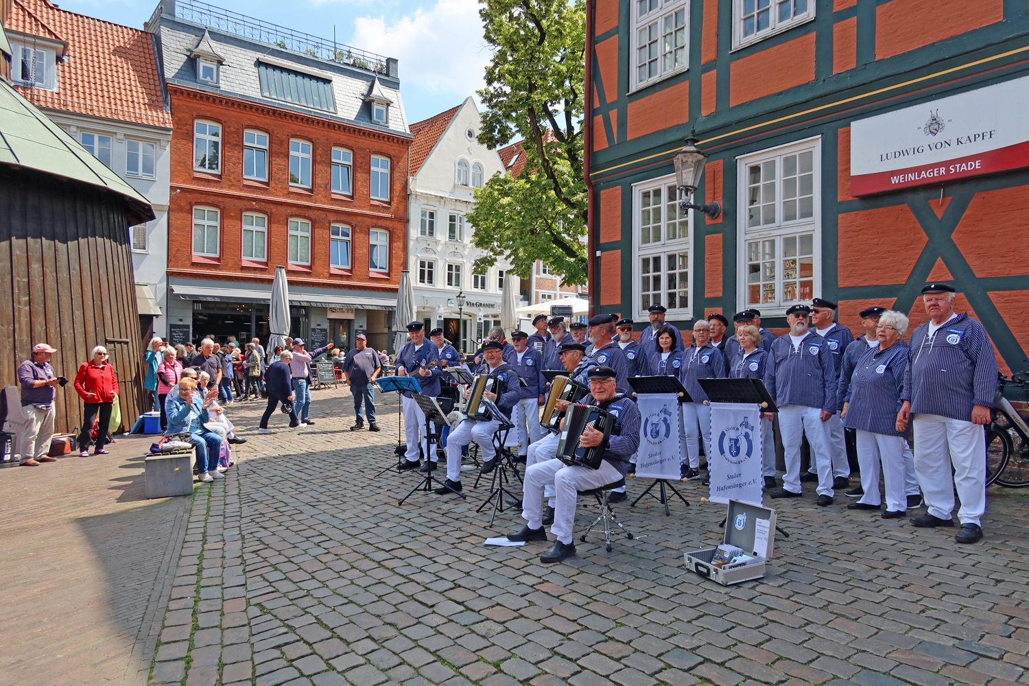 ..singt "De Hamborger Veermaster..