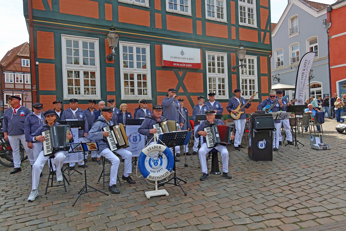 ..weiter geht es bei guter Stimmung am Fischmarkt..