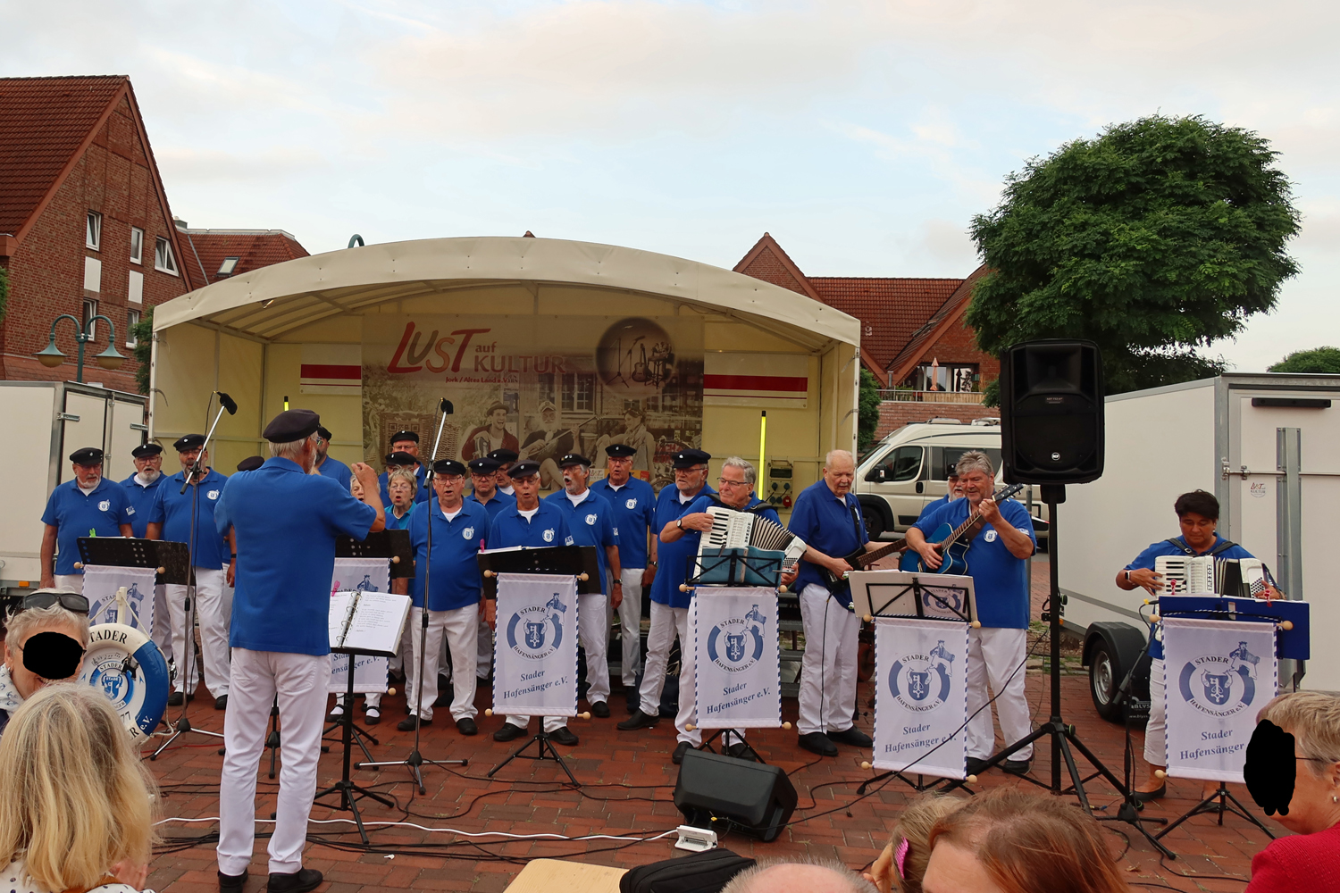 ....Auf dem Marktplatz in Jork ....