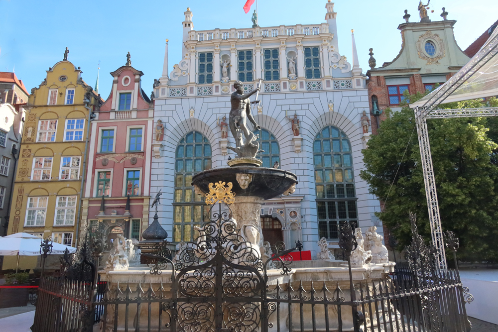 ..der Neptunbrunnen ist ein Brunnen in Danzig und wurde 1633 vor dem Artushof aufgestellt..