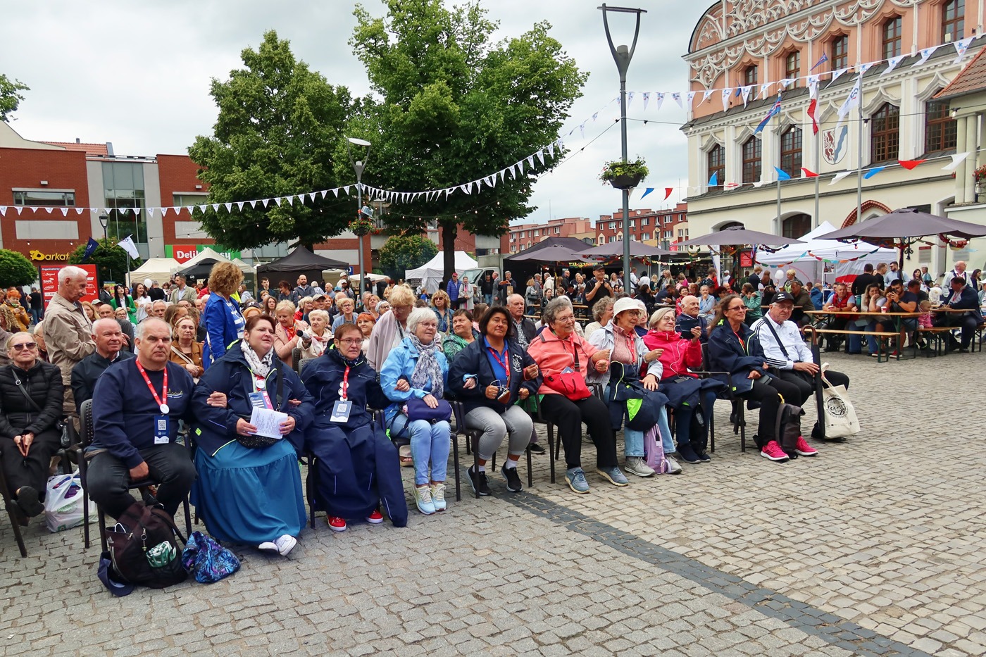 ..Hauptbühne auf dem Marktplatz..