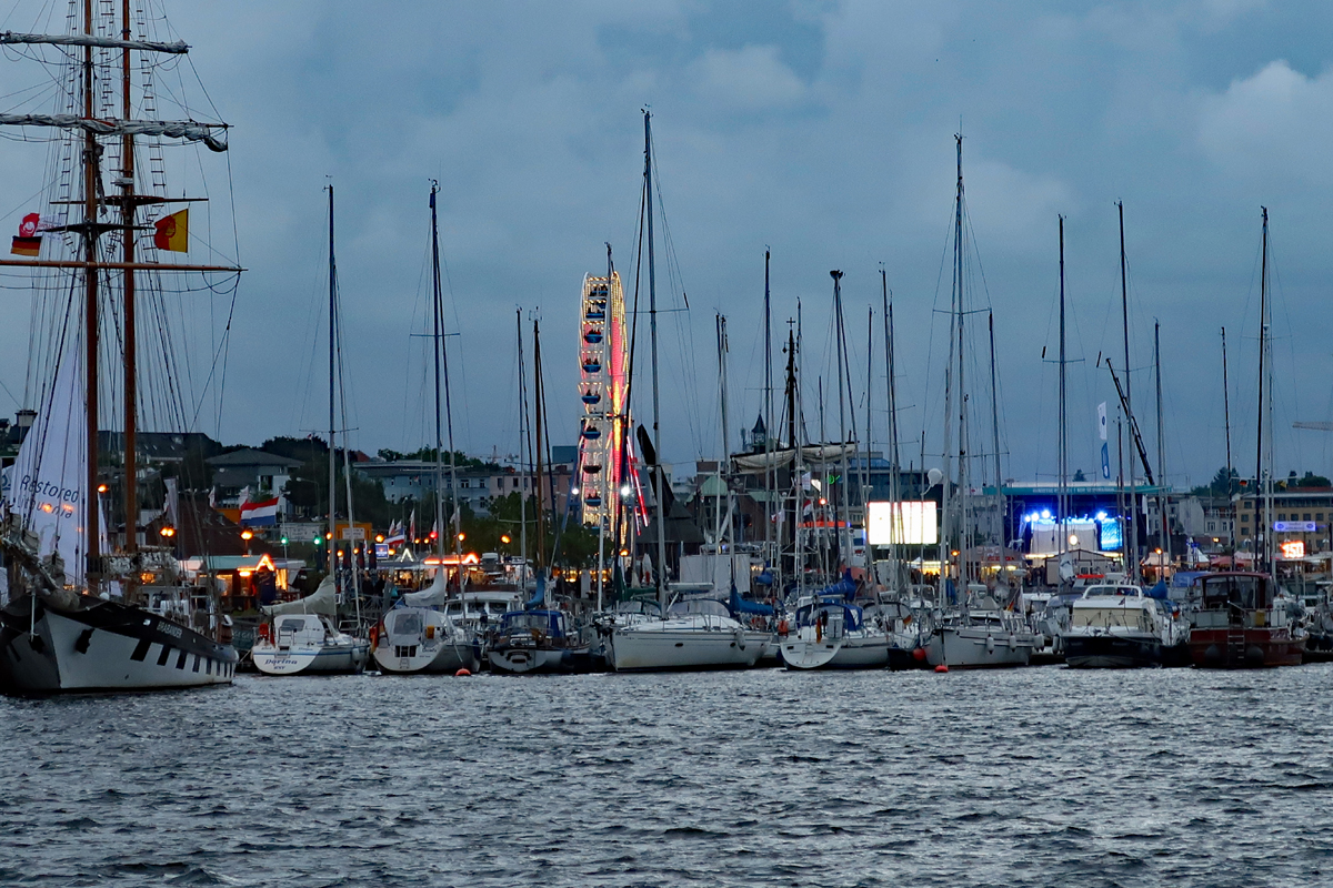...der Stadthafen am Ufer der Warnow mit Museums und Segelhafen...