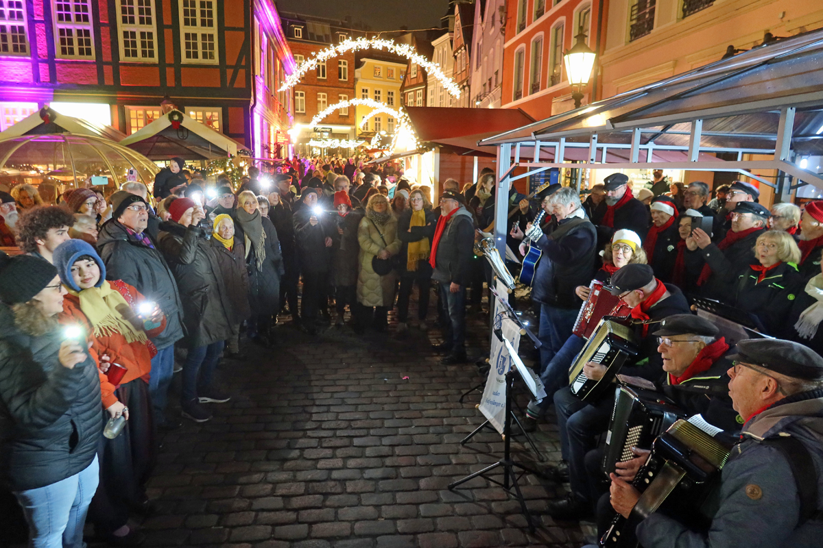 ..bei dem Lied "Stille Nacht" sangen alle mit.. 