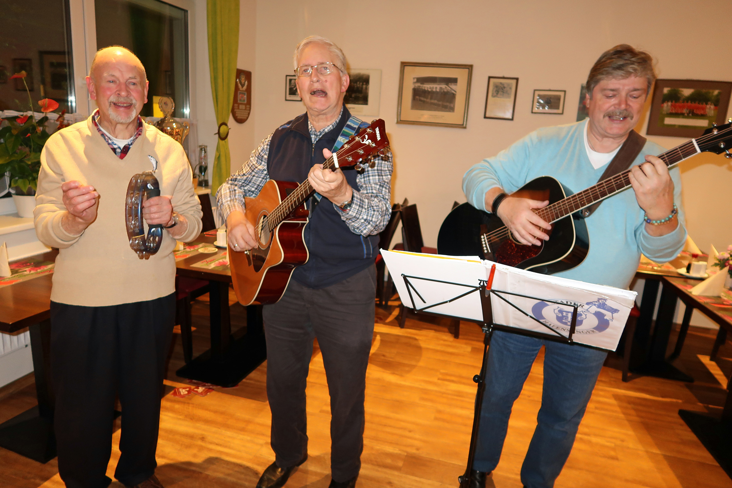 ...(v.links) an der Rassel Egon und an der Gitarre - Heinrich und Jürgen... 
