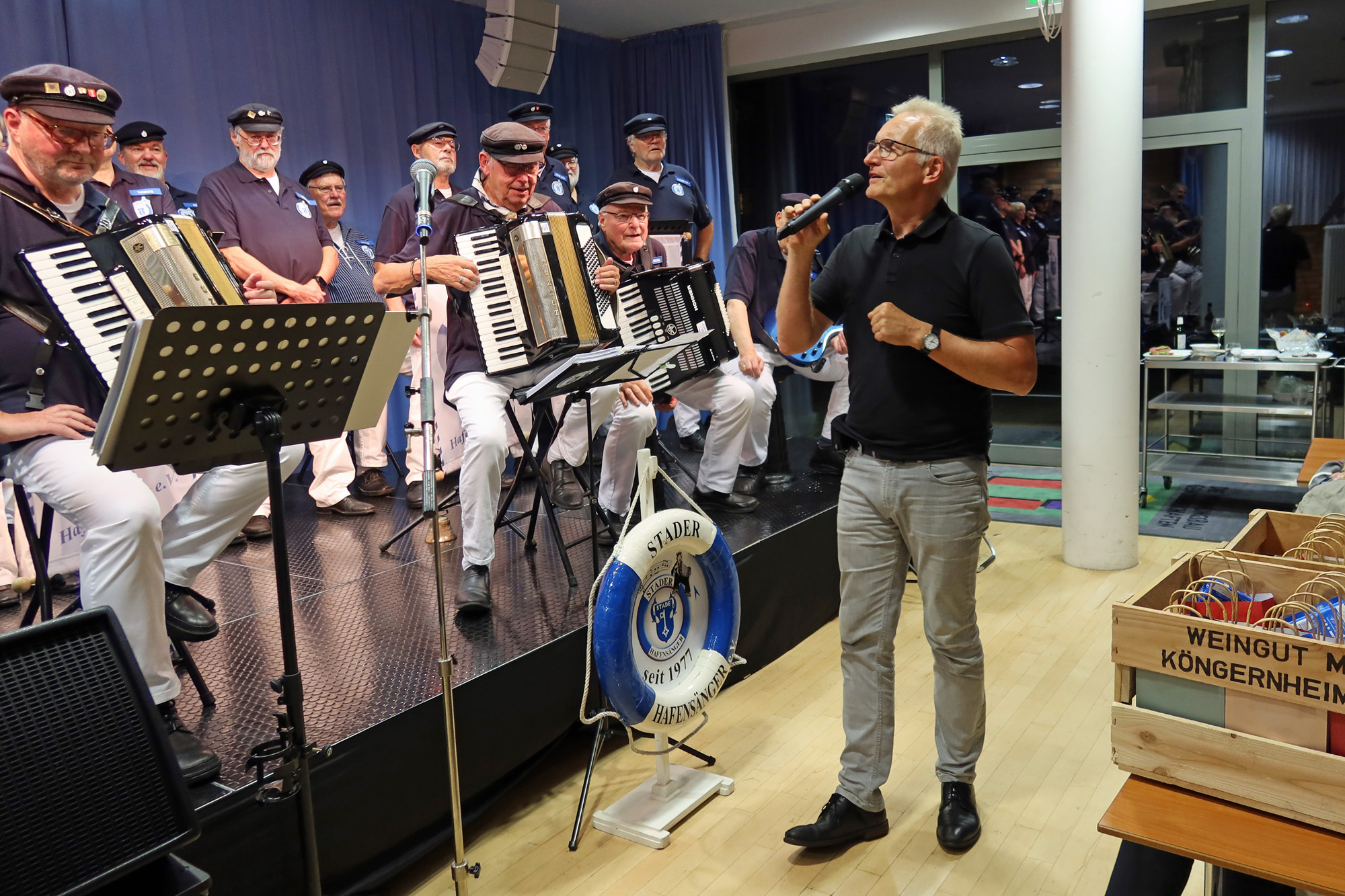 ..Pastor Frank Reineck (Service) hat sich für unserem Auftritt bedankt.. 