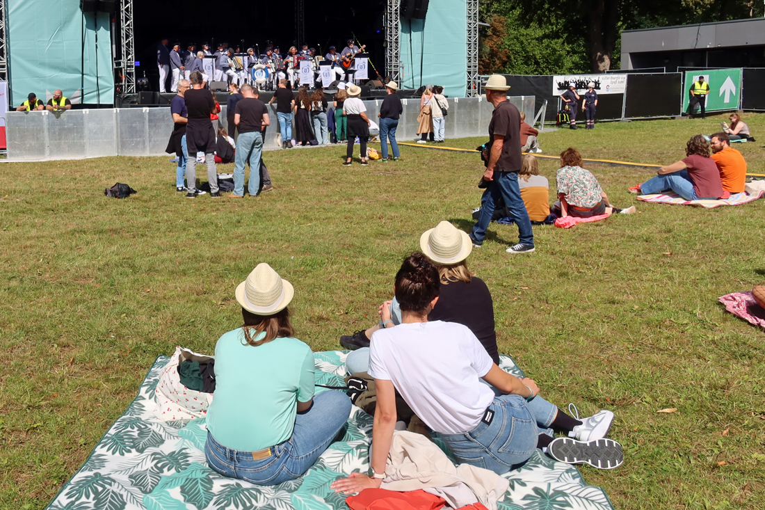 ..viele Musikfans haben sich auf der Wiese versammelt und haben mitgesungen...
