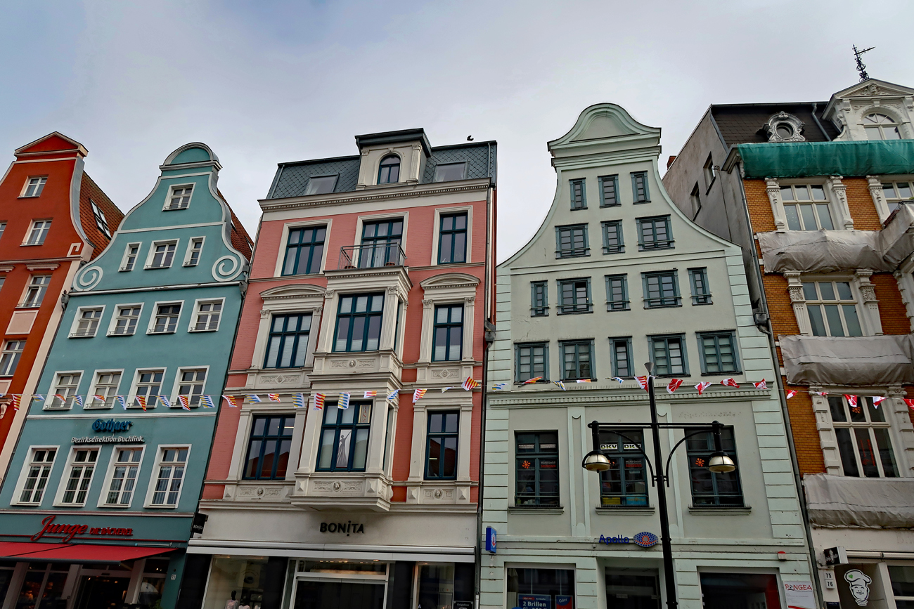 ....auf dem Weg zum Kröpeliner Tor stehen viele restaurierte Giebelhäuser mit wunderschönen..