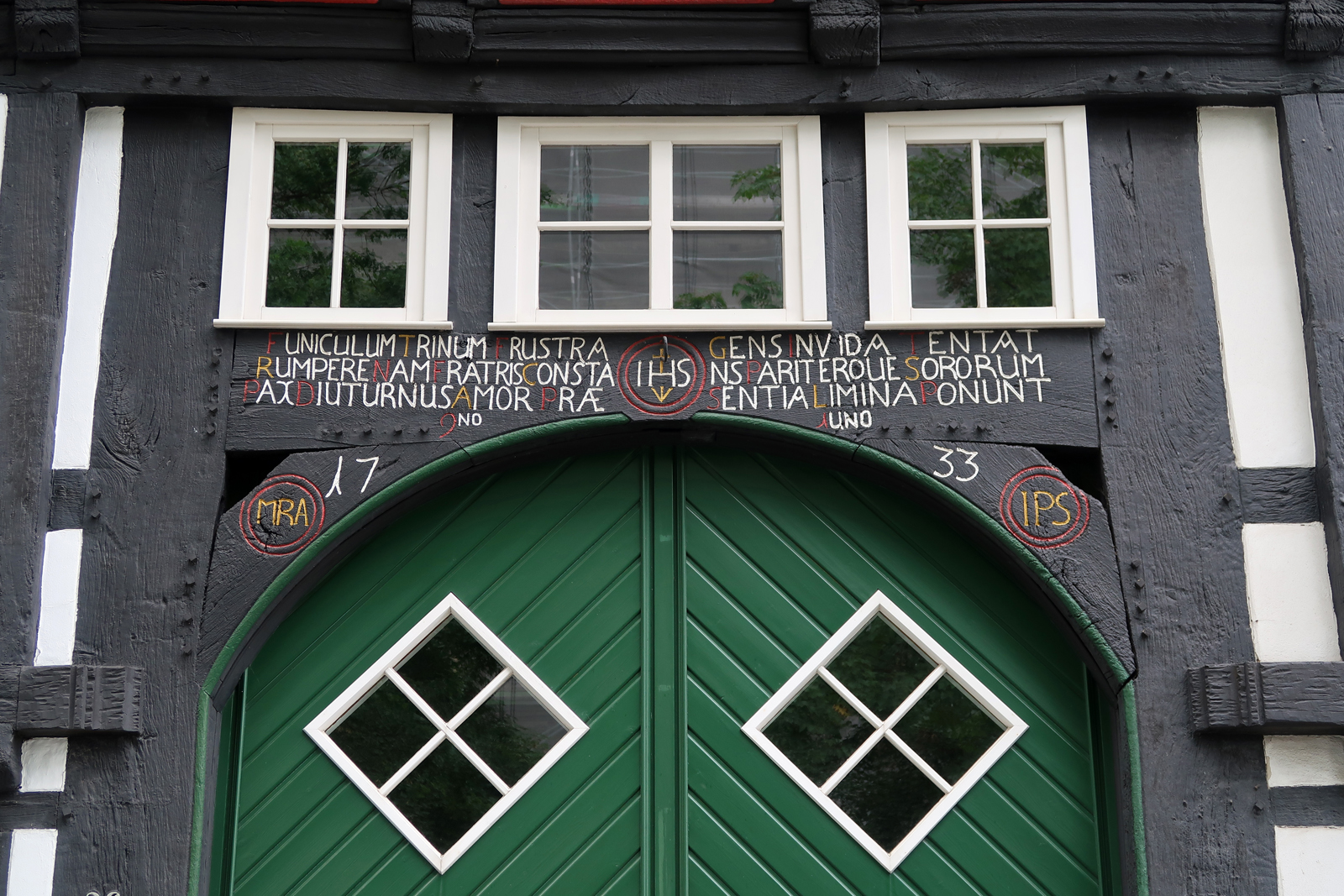 Besondere Aufmerksamkeit verdient die lateinische Inschrift auf dem Torbogen..