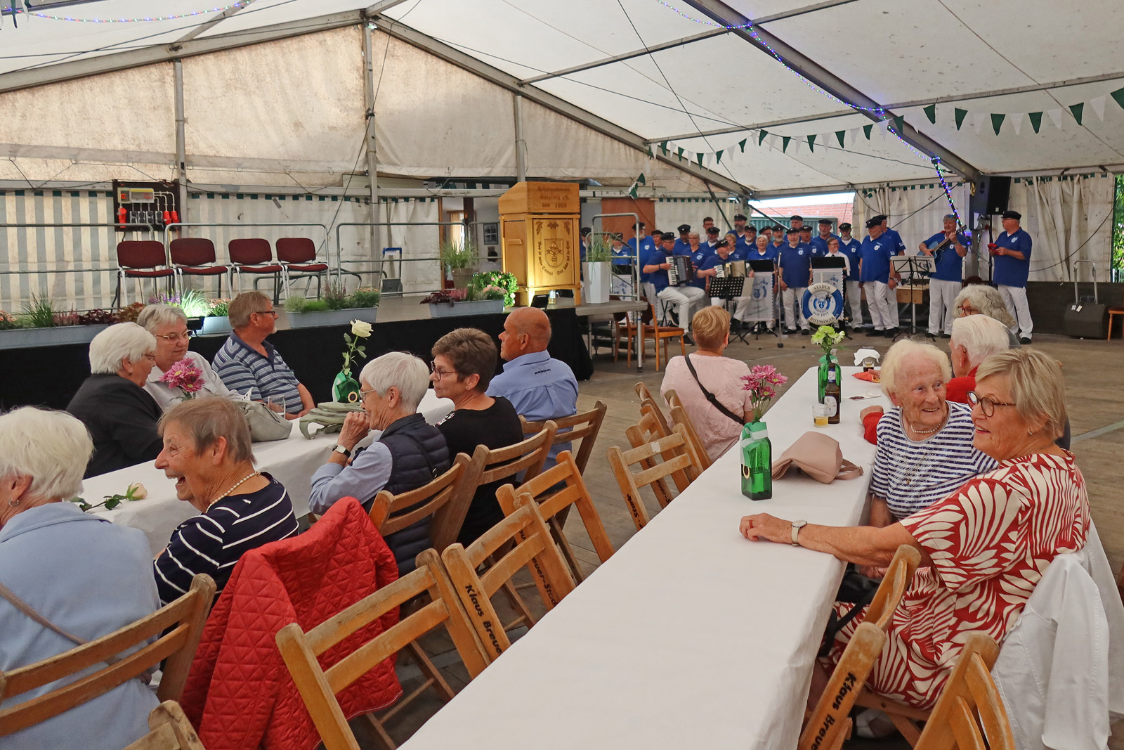 Wenige Gäste saßen im Festzelt..