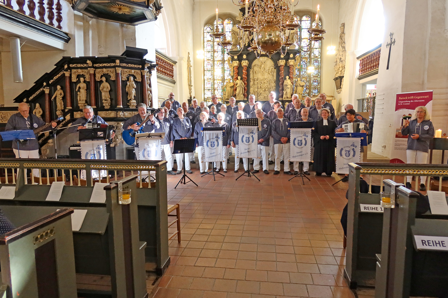 ...Pastorin Dorlies Schulze singt bei dem Lied "dat Leed vun Herrn Pastor sien Kauh" mit..