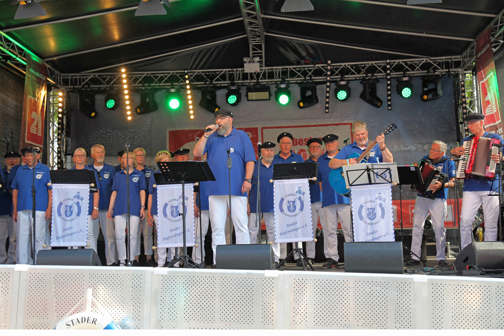 ....singt "Hoch im Norden"...