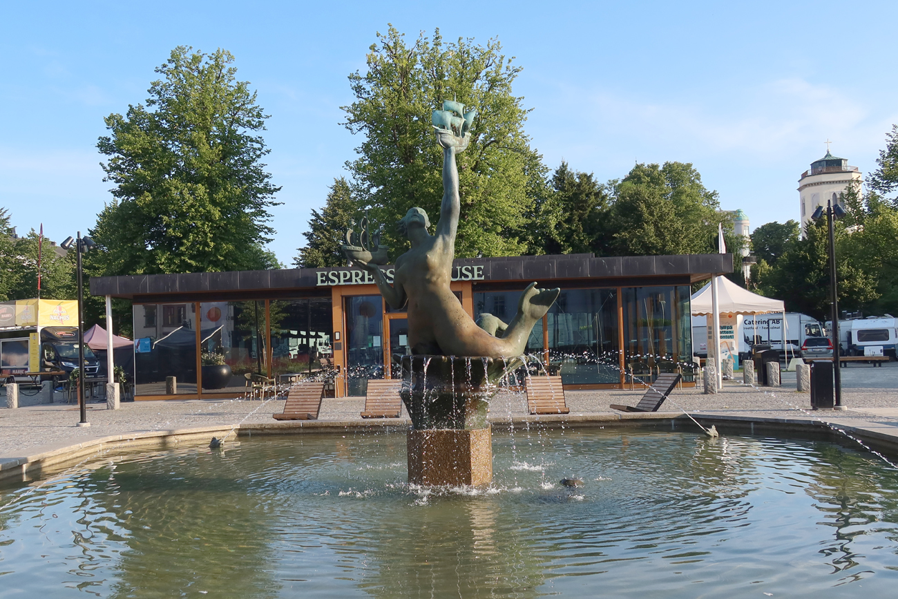 ..Springbrunnen "Böljelek" mit eine Seejungfer - 1936 wurde der Springbrunnen aufgestellt..  