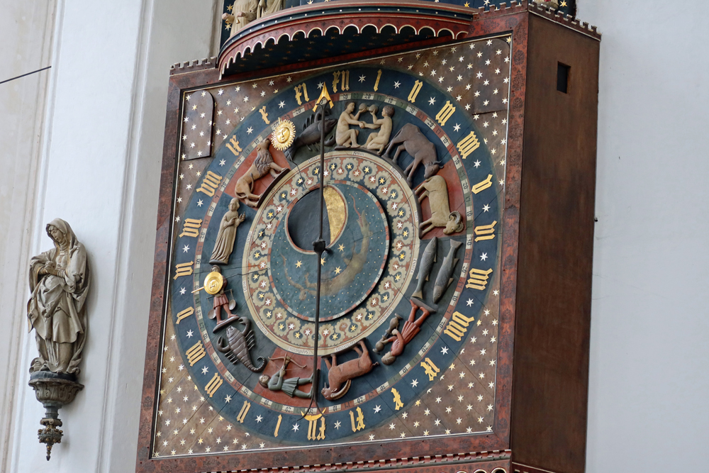 ..die Uhr Zeigt auf dem Zifferblatt zweimal die 12 - oben und unten..