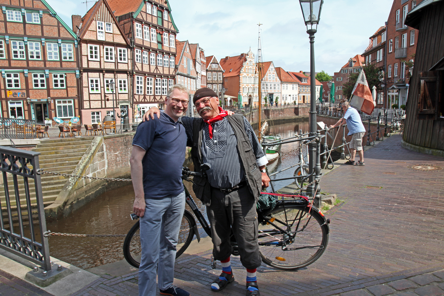 29.05.2017 - Frank Tinnemeyer (Stader Tourismus) begrüßt Hans am alten Hafen