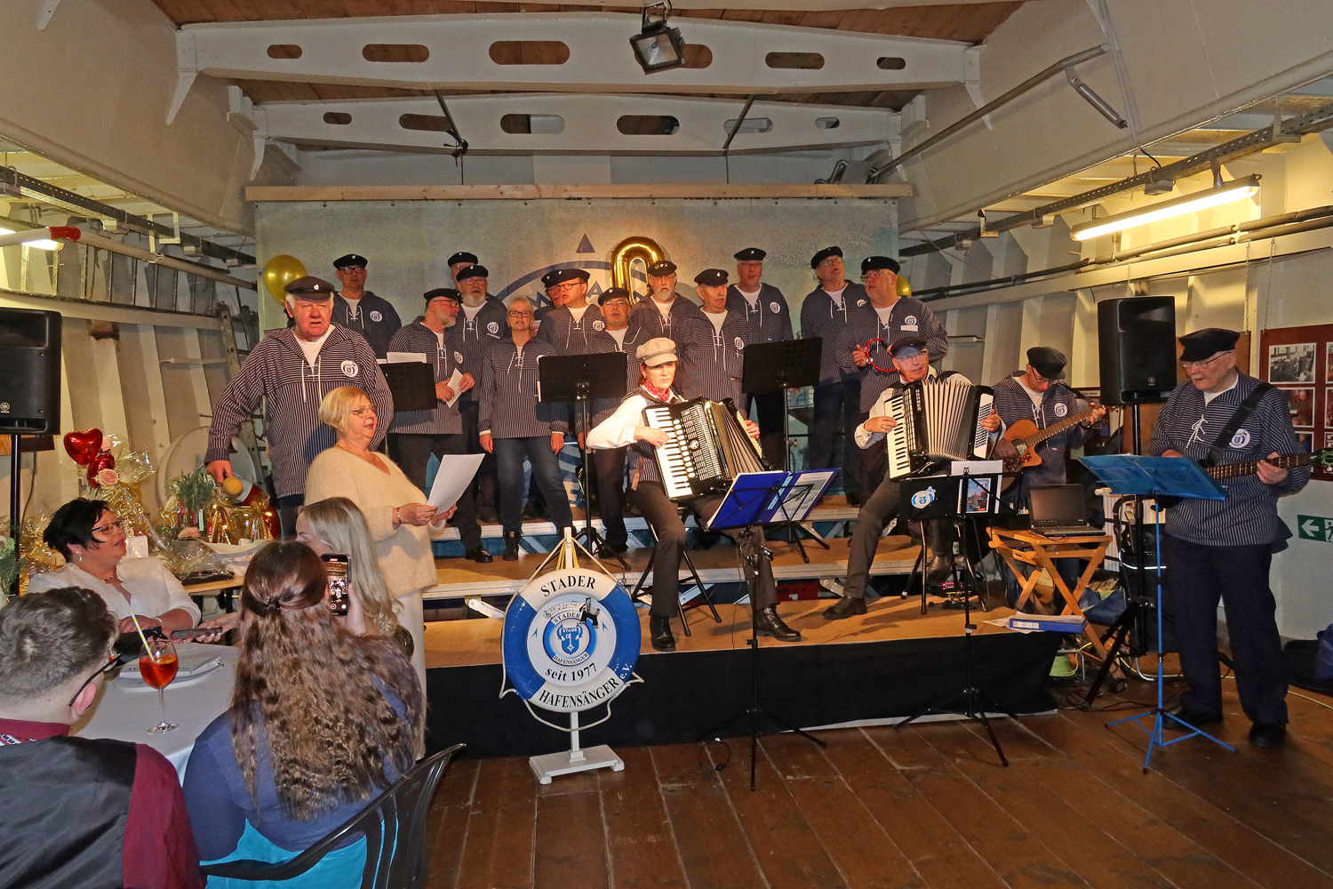 ...Annegret singt beim dem Lied "Antje" mt..
