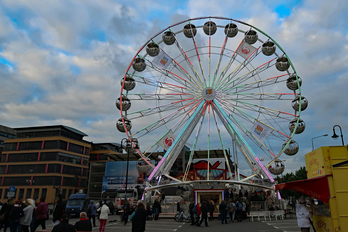 ..1. Rostocker Riesenradtreffen "Rostock dreht auf"  zum 800. Stadtgeburtstag ...