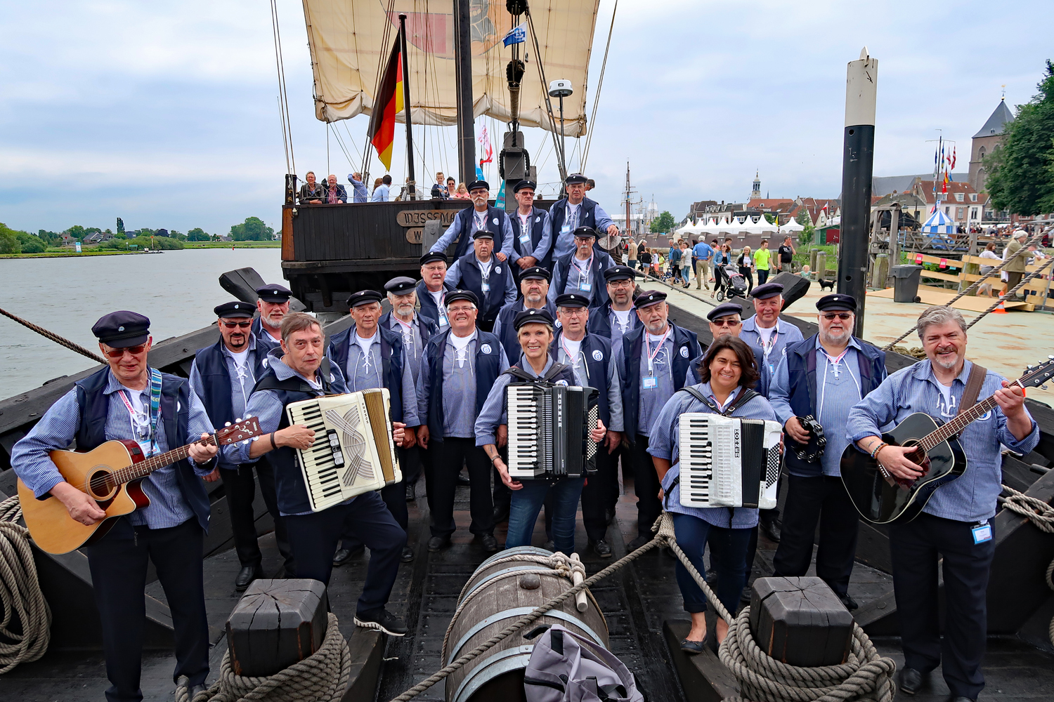 ......wir begeisterten die Gäste mit dem Lied "Hoor je het ruisen der gloven" 
