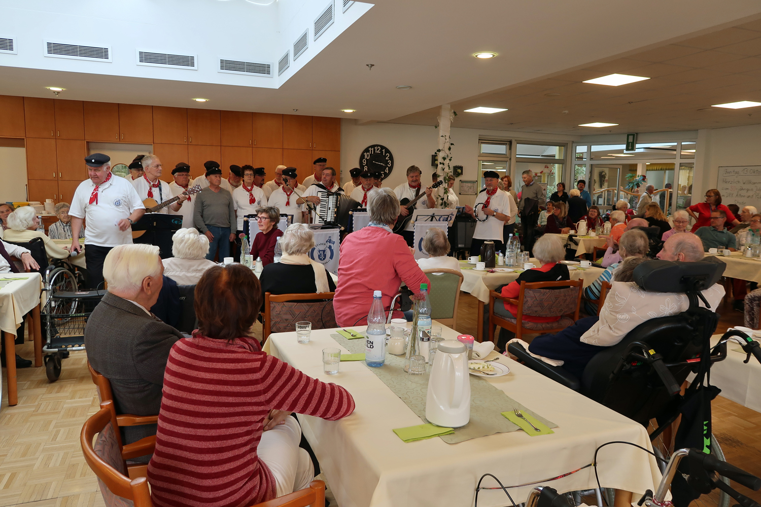 die Stimmung ist sehr gut im Speisesaal 