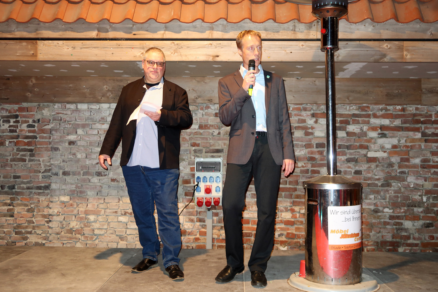 Eröffnung der Spenden Übergabe  -li. Uwe Kowalt  Initator der Aktion "Fair geht vor" mit  dem Bürgermeister aus Drochtersen, Mike Eckhoff... 
