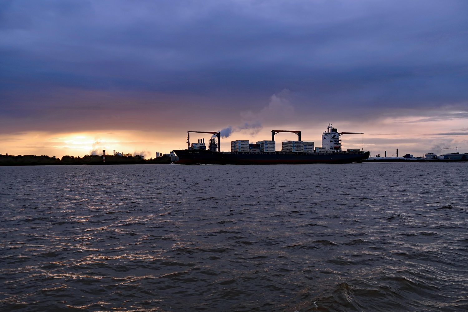 ...die Fahrt geht  auf der Elbe weiter.... 