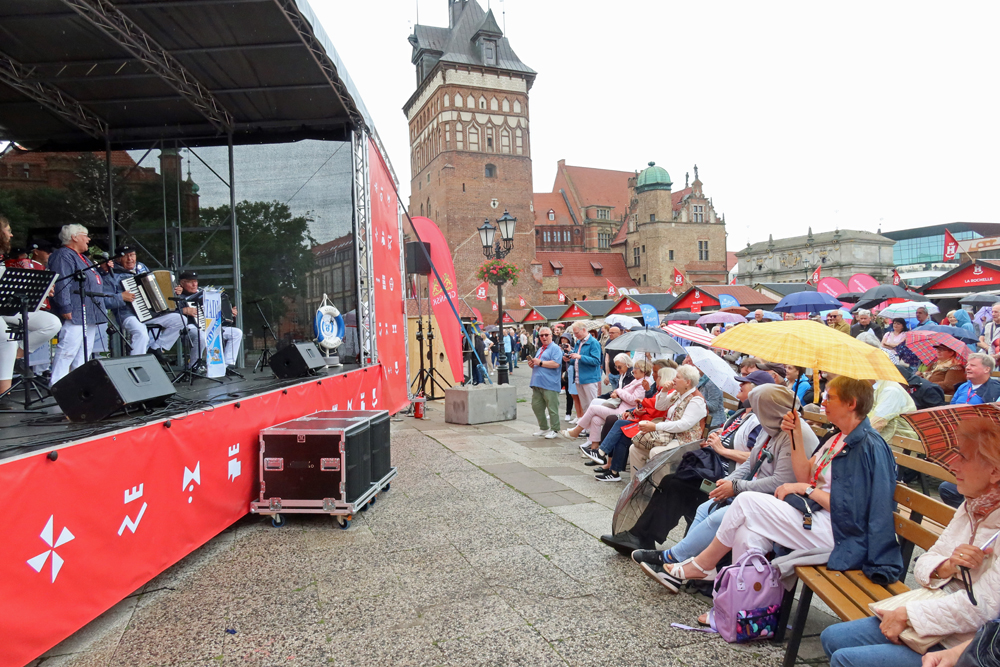 ..und bei dem Polnischen Lied sangen die Polen mit..
