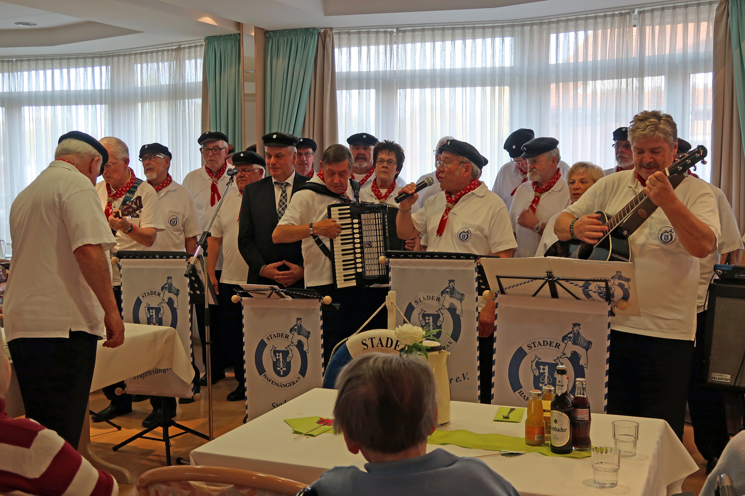 ...hier haben wir weitergesungen und  Herr Armonat hat mitgesungen....  