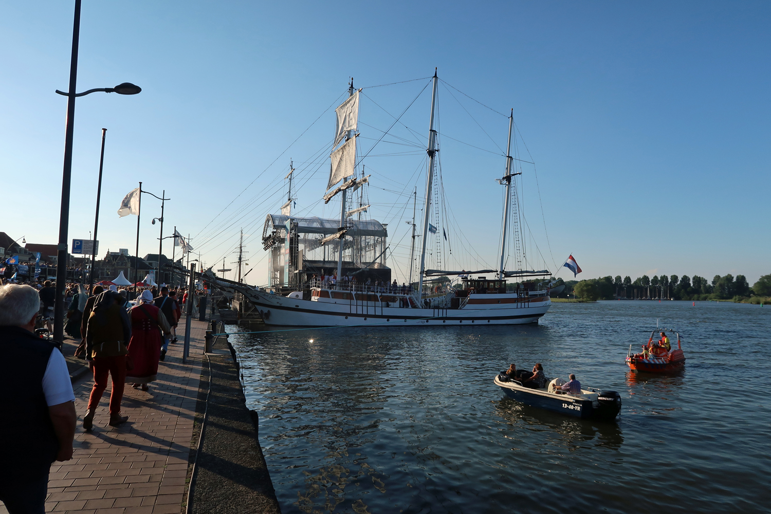 Großes Podium auf der IJssel. Hier fand die Eröffnung statt