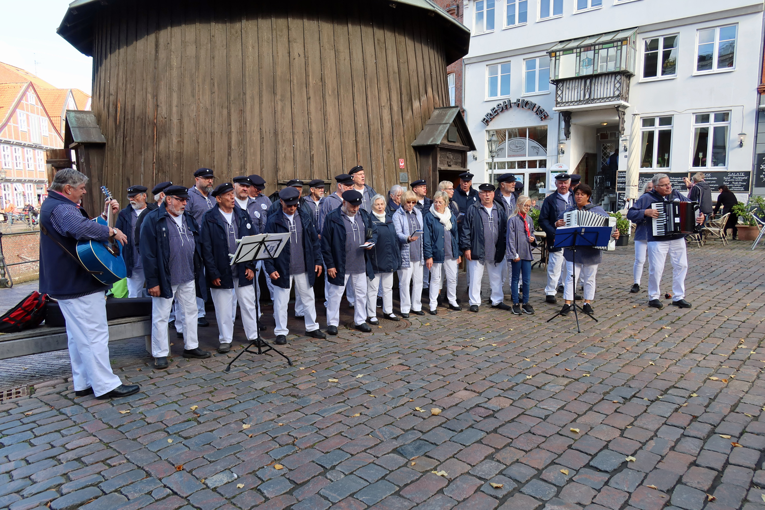 ....am Fischmarkt ging es weiter, mit dem Lied "Kleiner Akkordeonspieler..