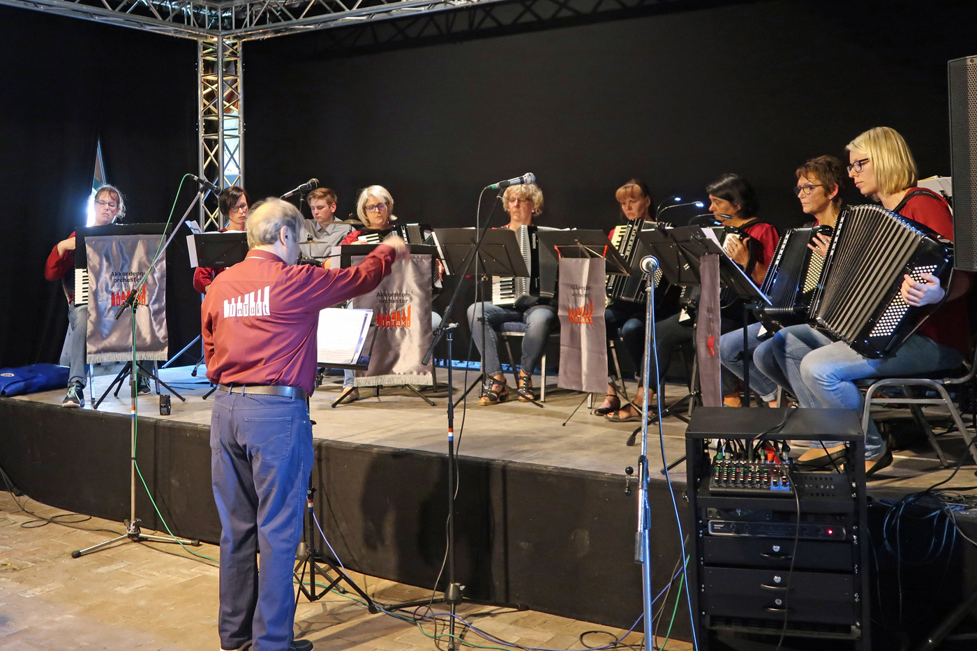 ...das Akkordeon-Orchester "IN TAKT" unter der Leitung Justin Jonescu...