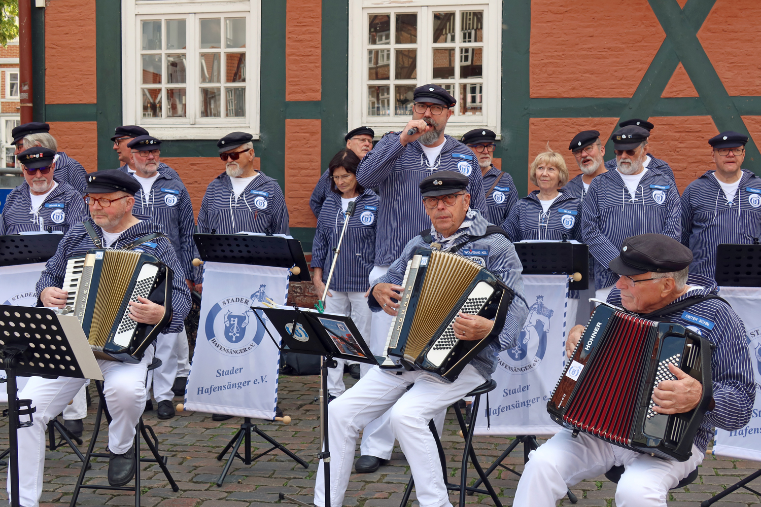 ..unser Vorsänger Dirk singt "Whisky in the jar"..