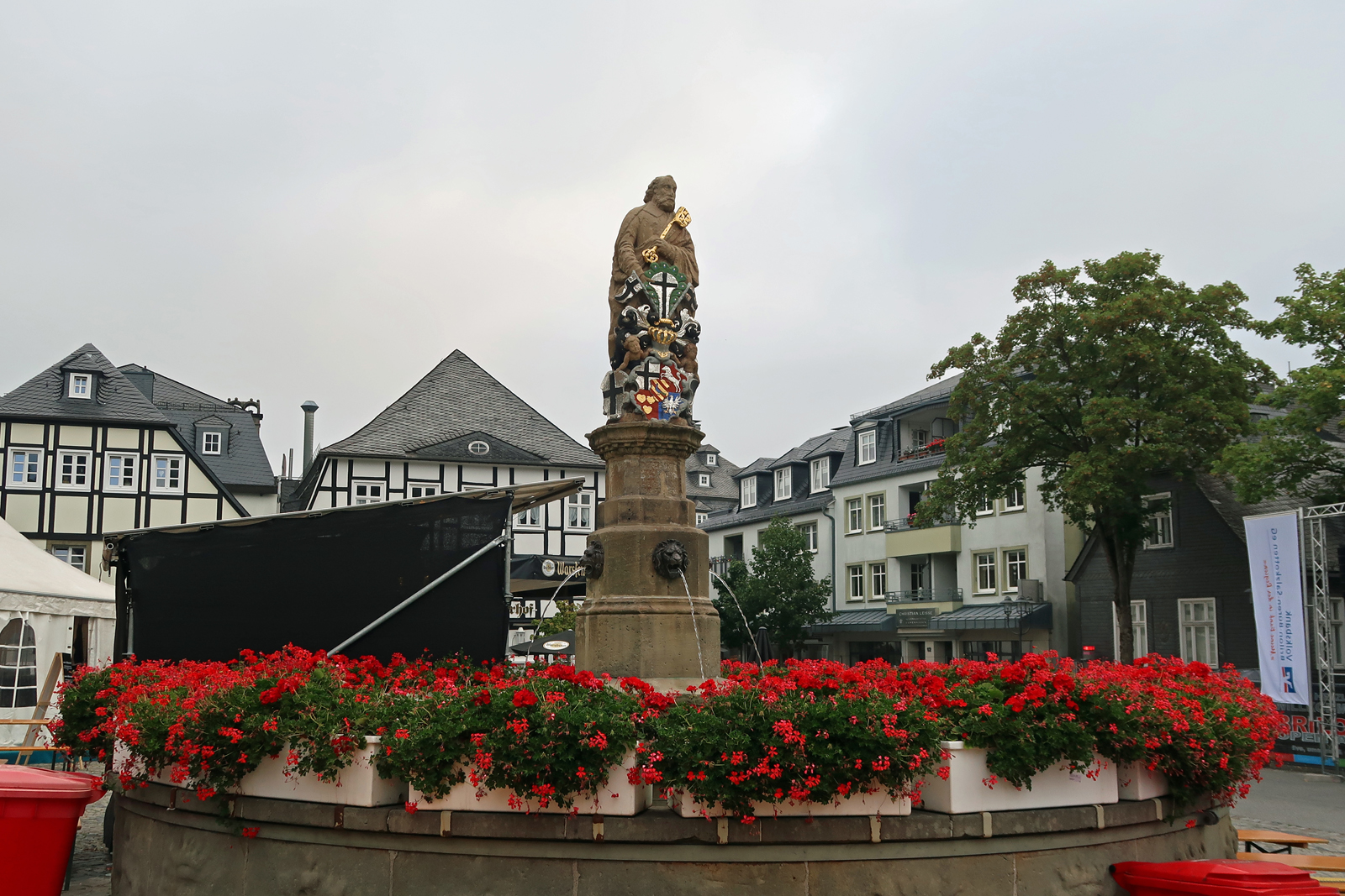 Petrusbrunnen mit der Figur......