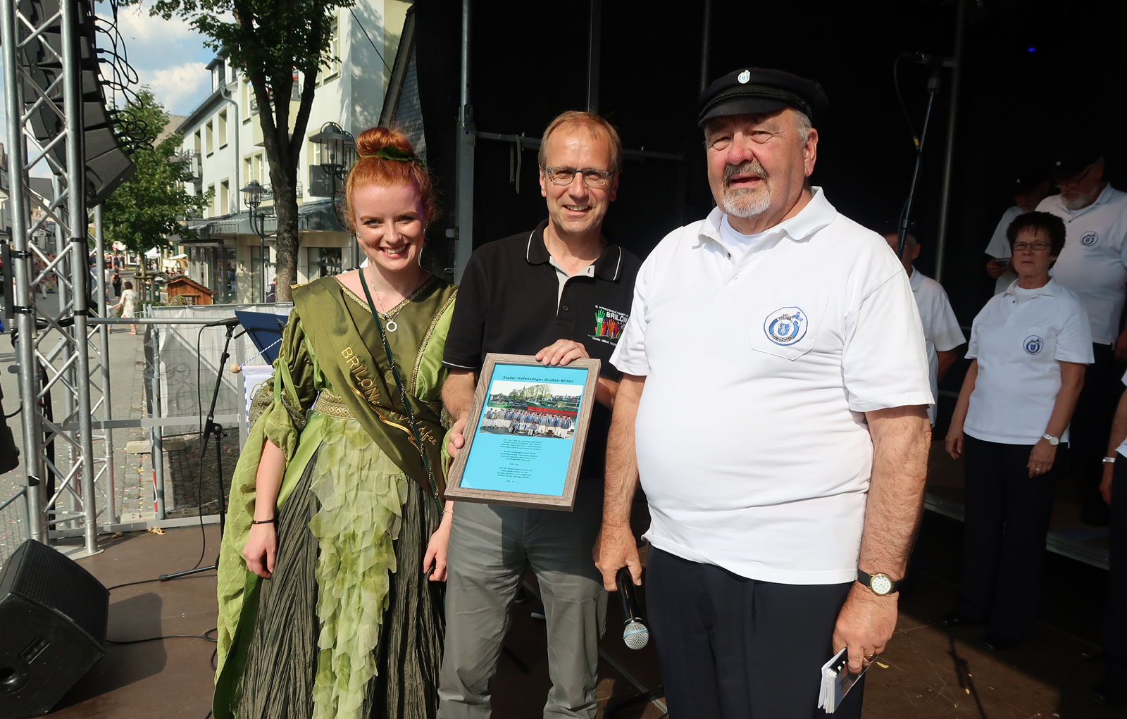 ......Gerhard Bellgard (v.re.) Bürgermeister Dr. Christof Bartsch mit der Waldfee...