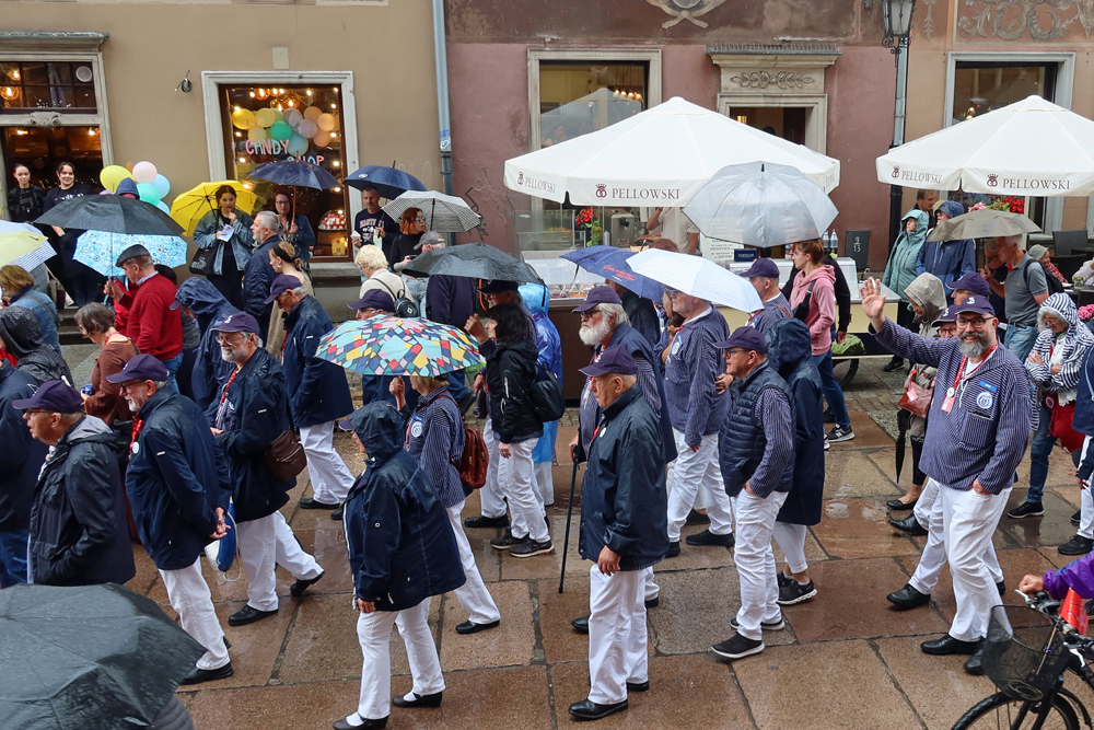 ..viele Menschen standen an der Straße..