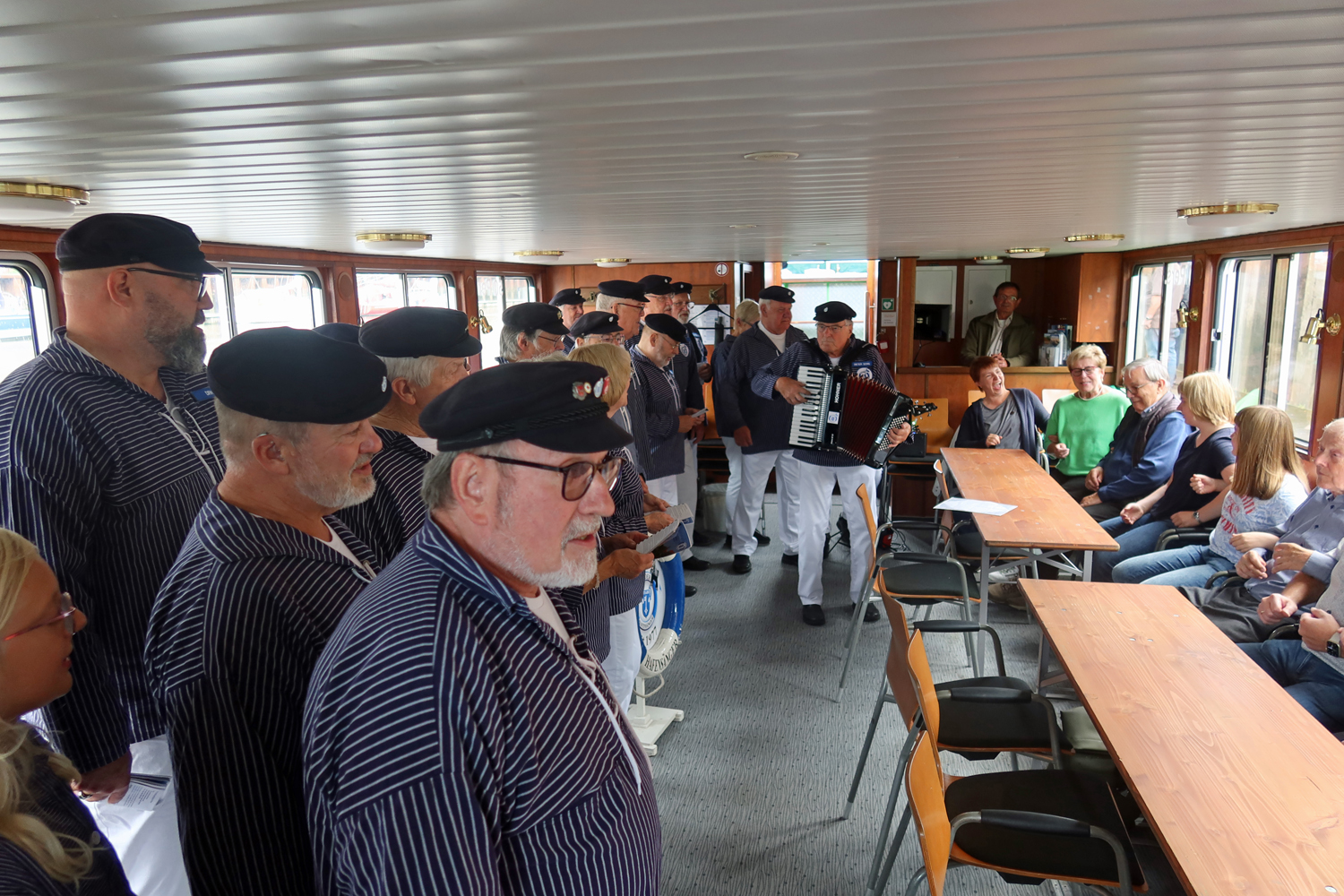 Kleine Feier auf dem Flachbodenschiff "Tidenkieker" ...