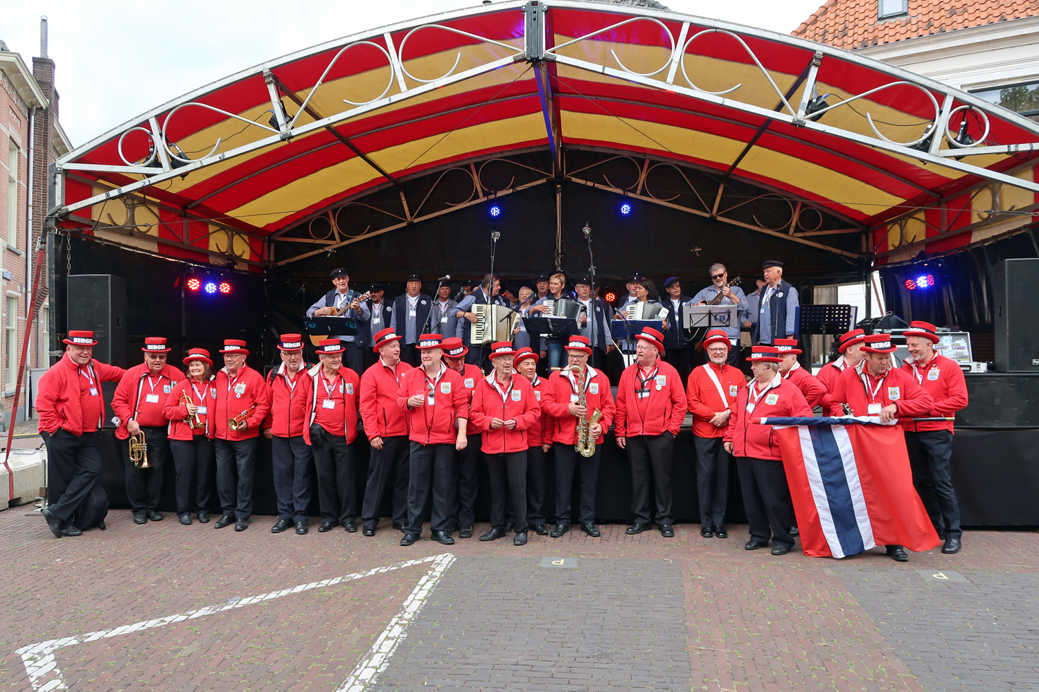 16.06.2017 - Bühne- Klaverhekkenbos- unser Auftritt - vor der Bühne, Blaskapelle  aus Norwegen