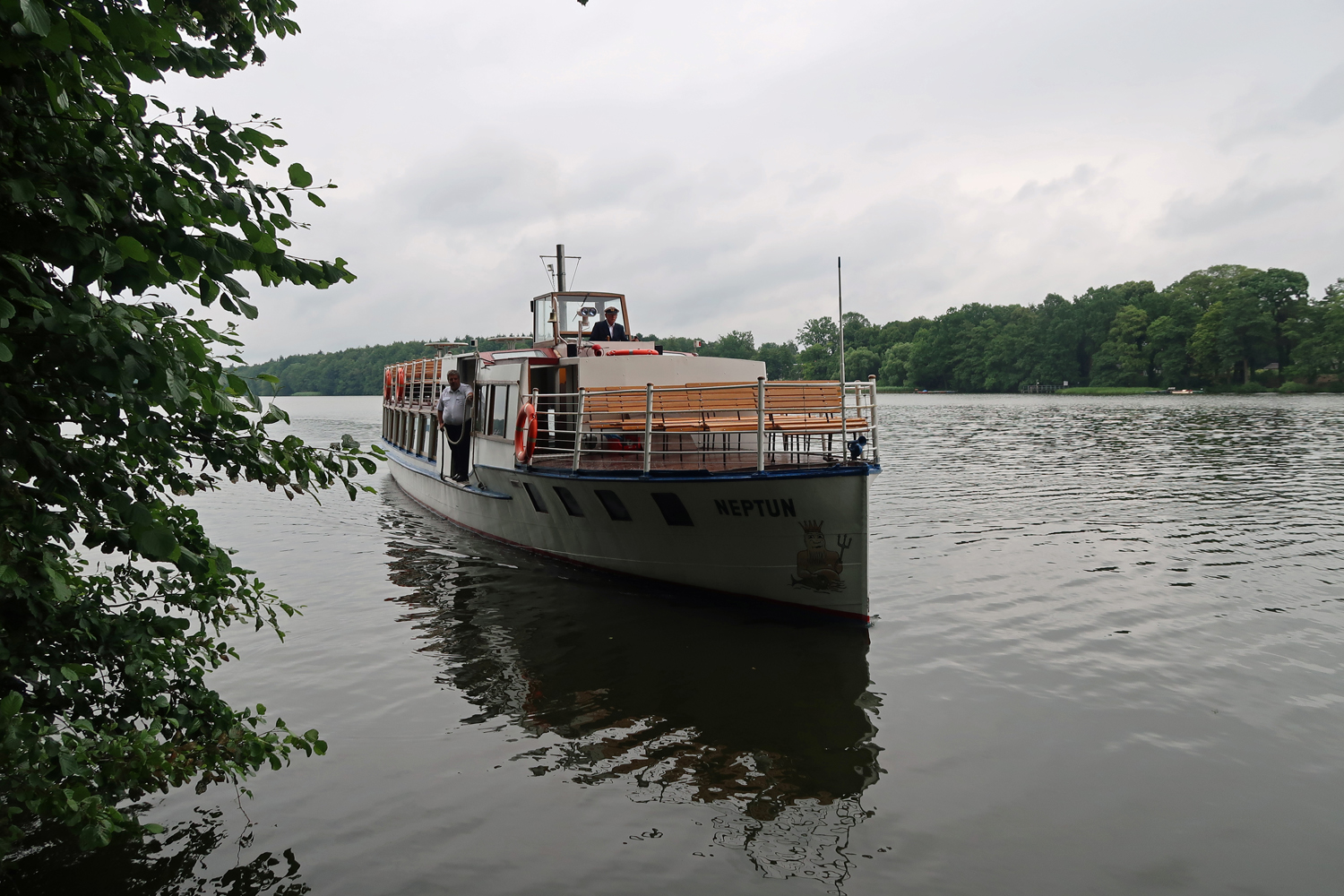 Das Schiff holt uns zu einer Seerundfahrt ab....