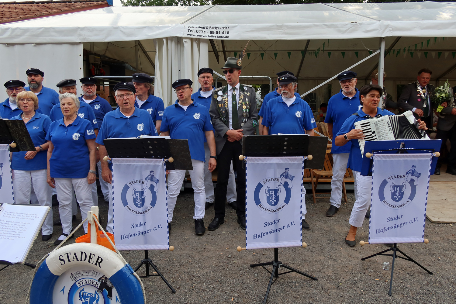 ...hier singt der 1. Stellvertretender Kommandeur Ändy Karstens mit..
