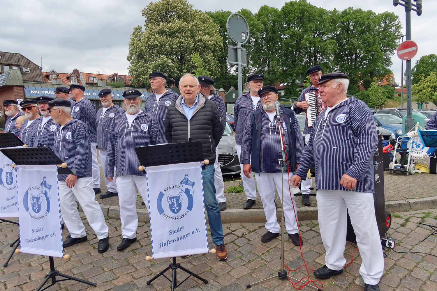 ...a.D.  Dirk Hattendorf  bei dem Lied...