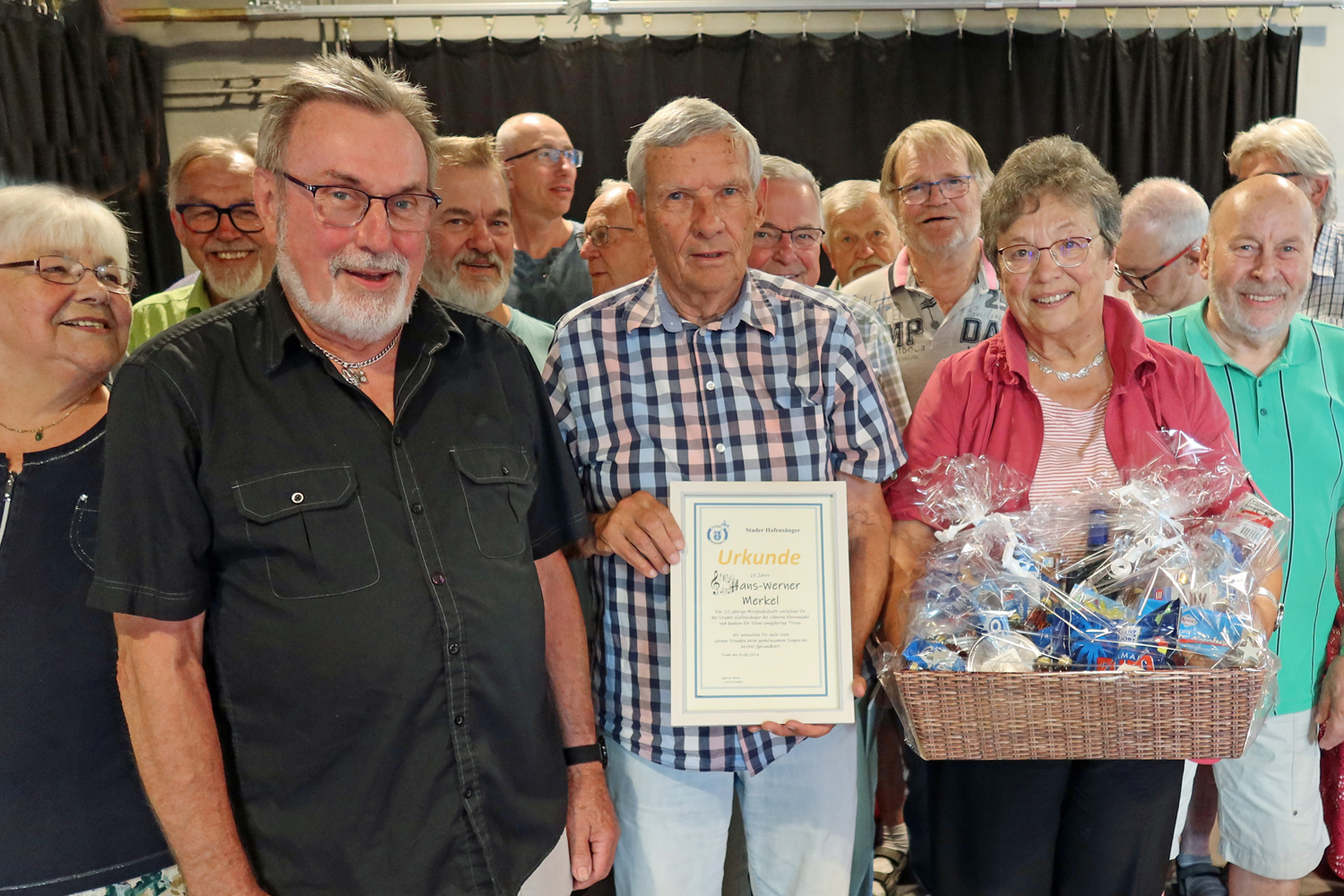 ..Hans-Werner und seine Frau Renate freuen sich über den "Präsentkorb"