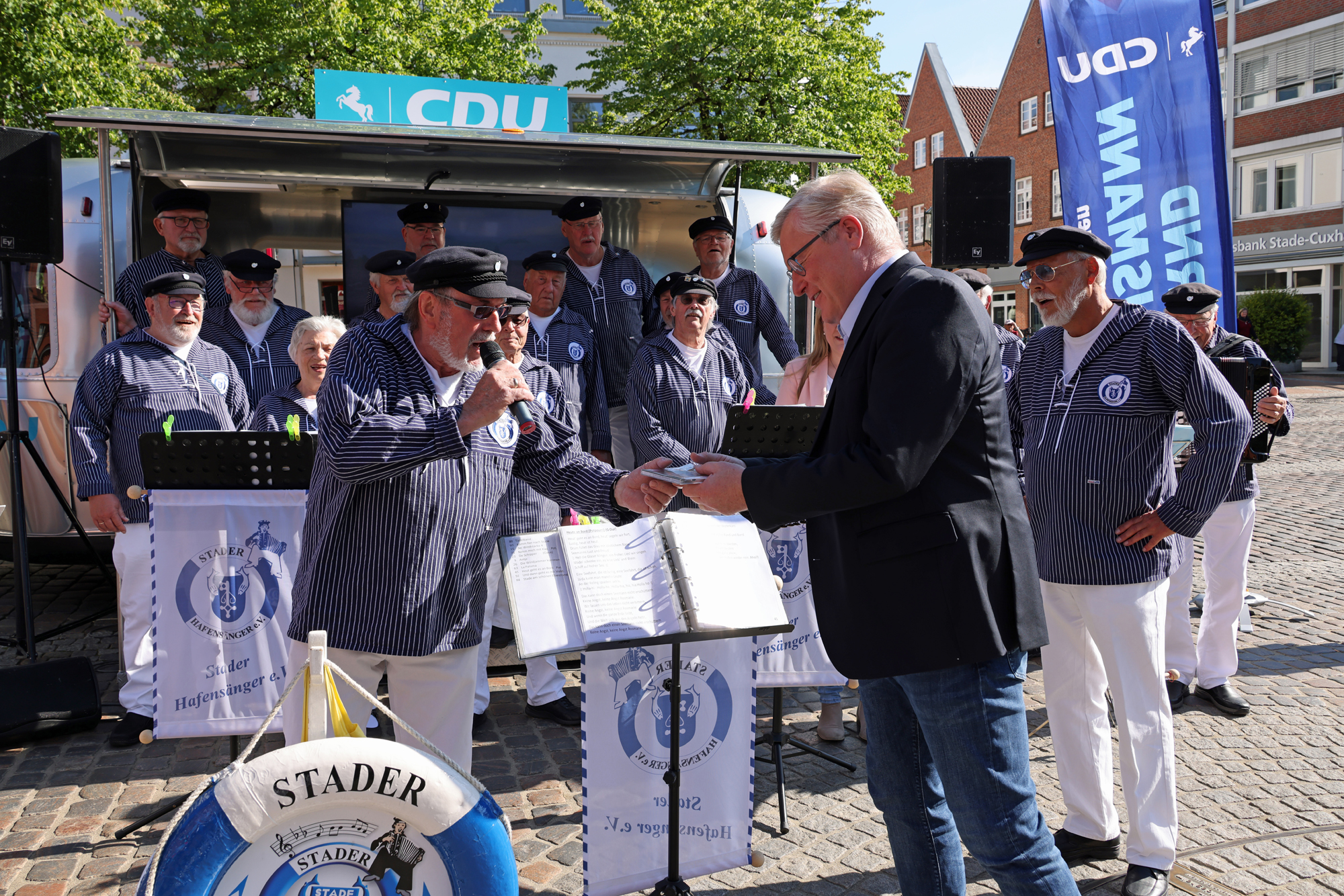 ...Günter Meier(1. Vorsitzender) überreicht ....