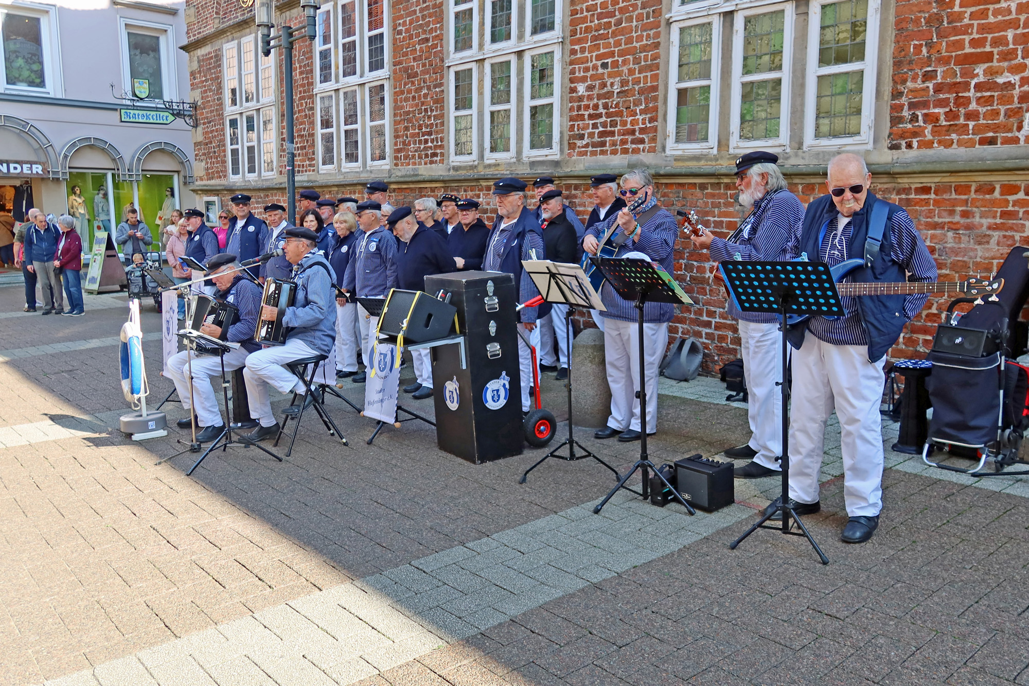 ..Am Stader Rathaus fangen wir an zu singen..