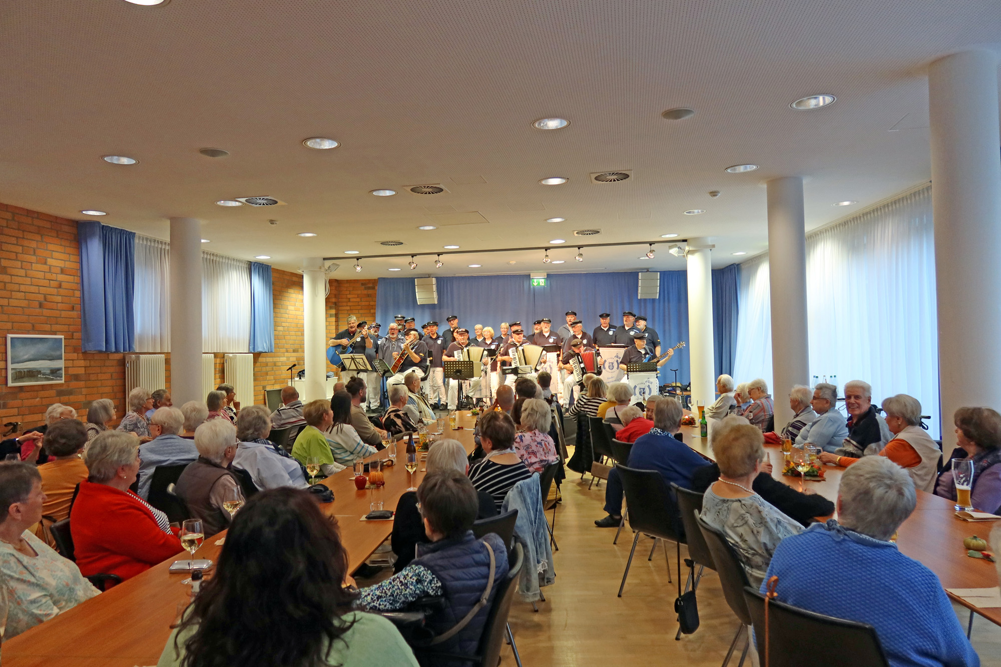 Viele Gäste aus der Wohnanlage sind zu unserem Konzert gekommen..