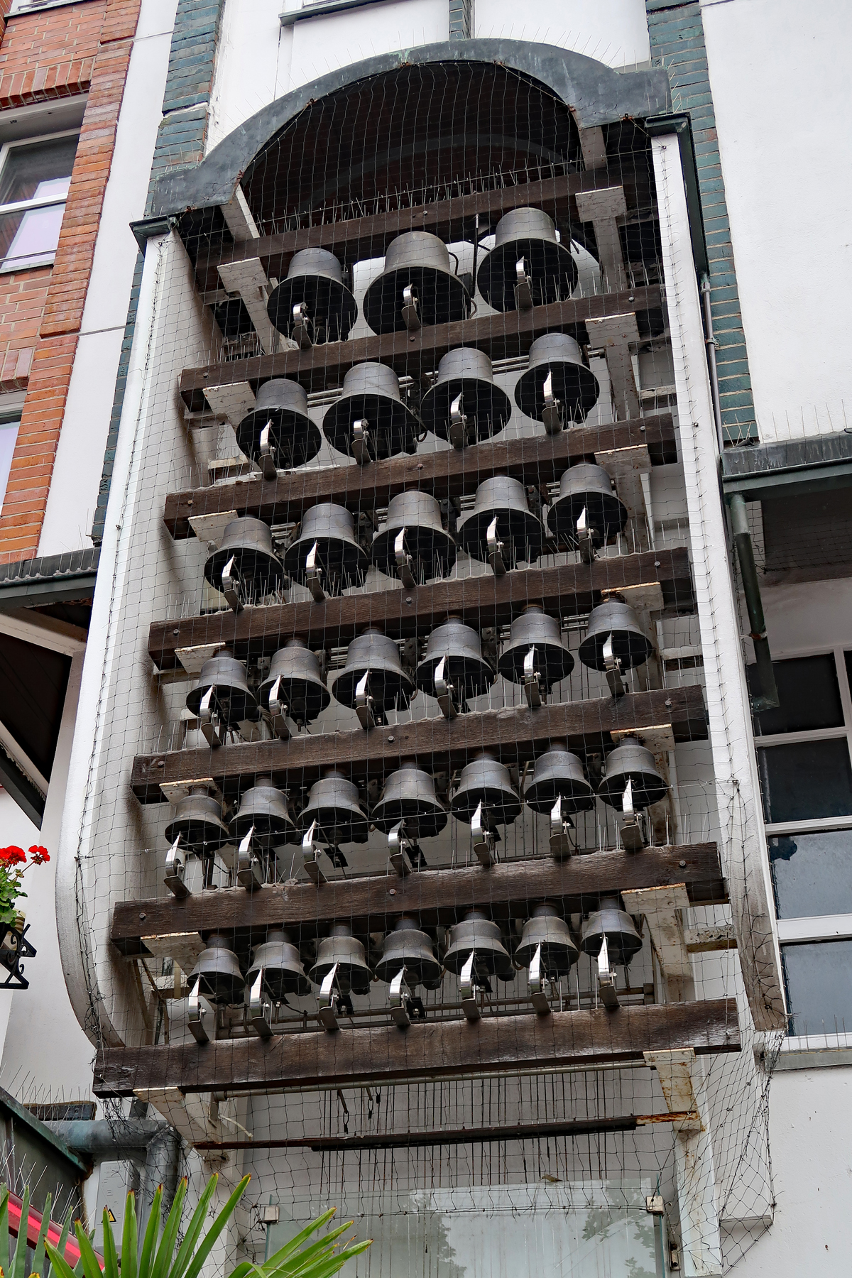 ..Das Glockenspiel im Fünfgiebelhaus ist jeden Samstag von 12:00 Uhr bis 12:30 Uhr zu hören und staunen. Die 32 Glocken sind aus Bronze gegossen. (Muss man gesehen haben)..