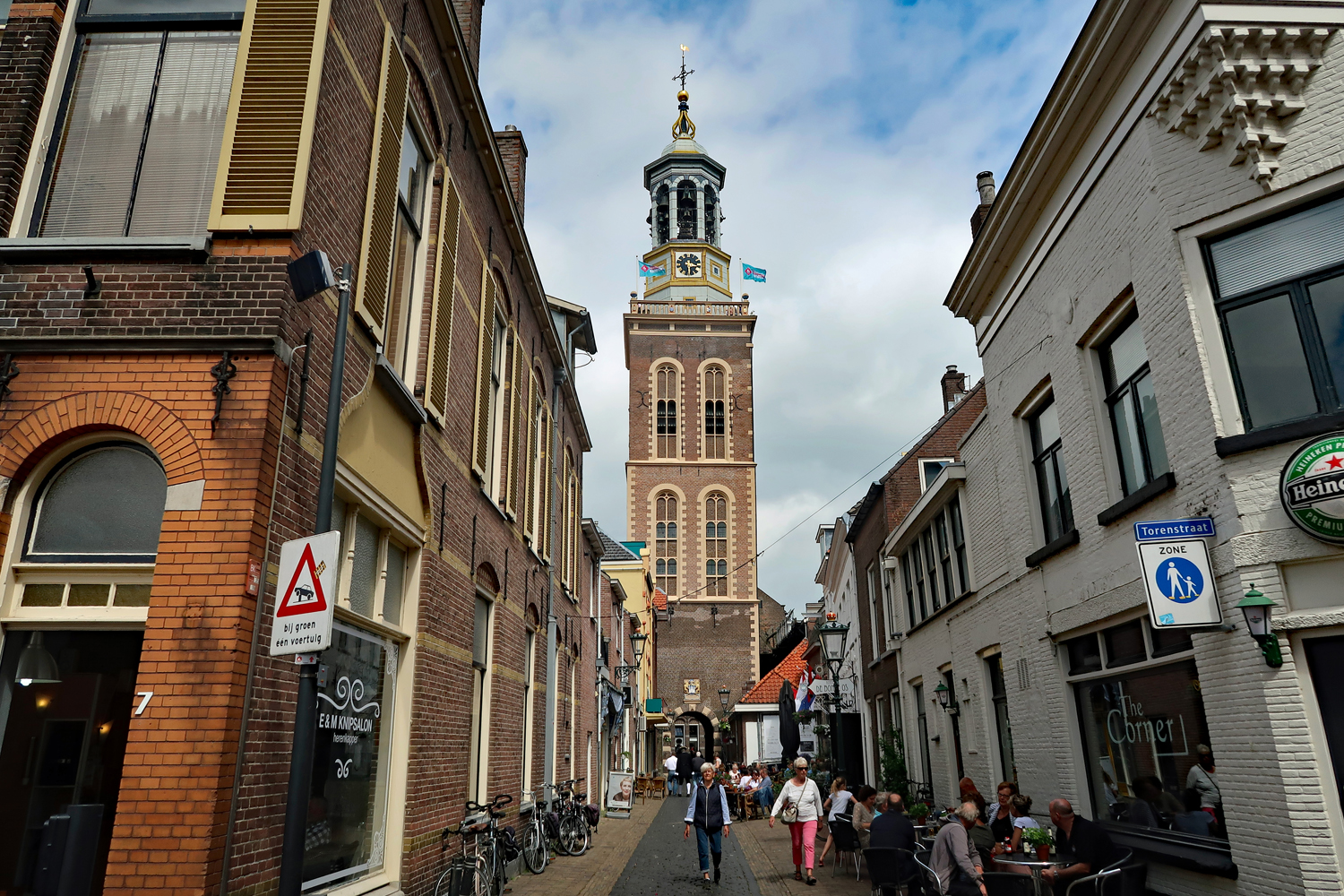 Fußgängerzone mit den Nieuwe Toren (Heilliggeistturm)