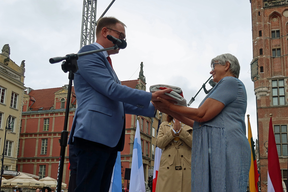 ..Übergabe der Hanseflagge durch den Bürgermeister und Vormann der Hanse aus Lübeck..