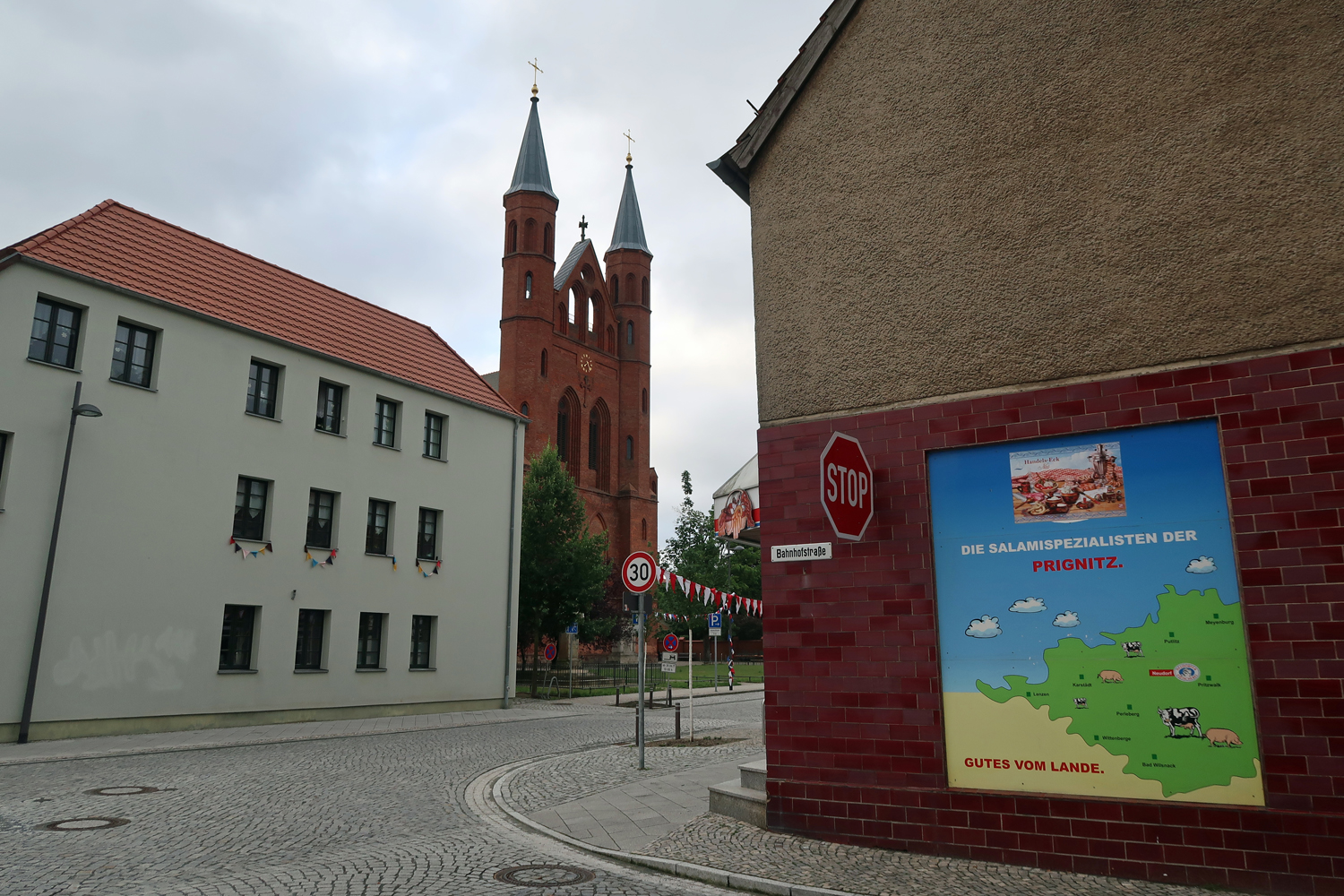 ..die St. Marienkirche (errichtet 1850) mit einer Doppelturmfront (Sanierung 2000 - 2003