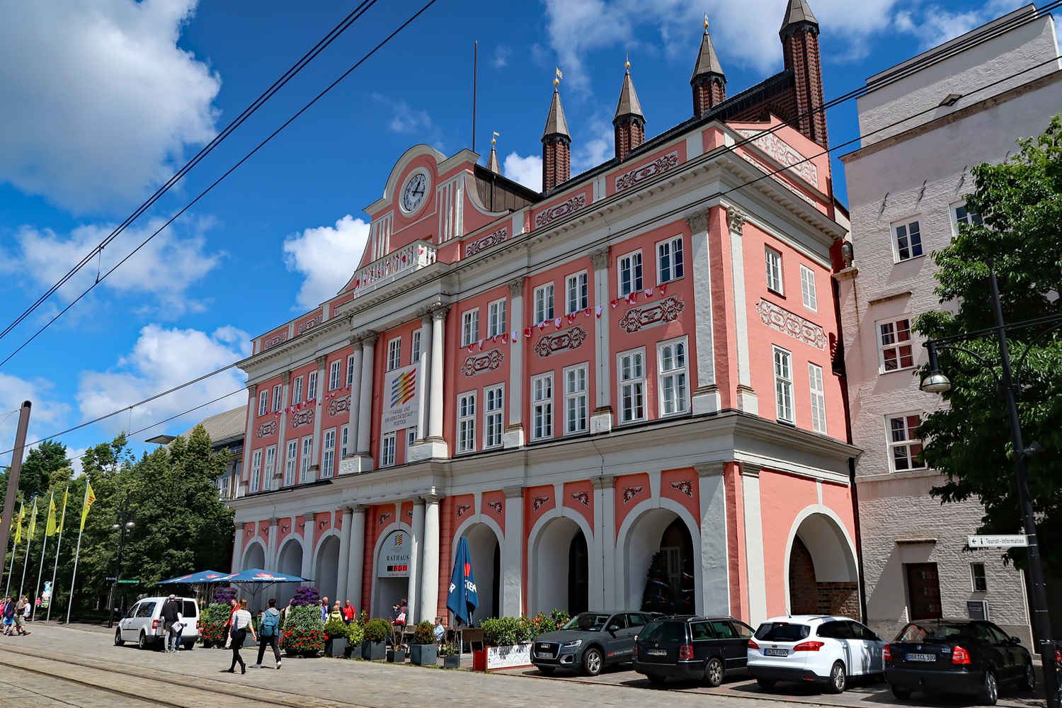 ....Rathaus (1270) Doppelgiebelhaus mit Gewölbekeller, sieben Türmen....