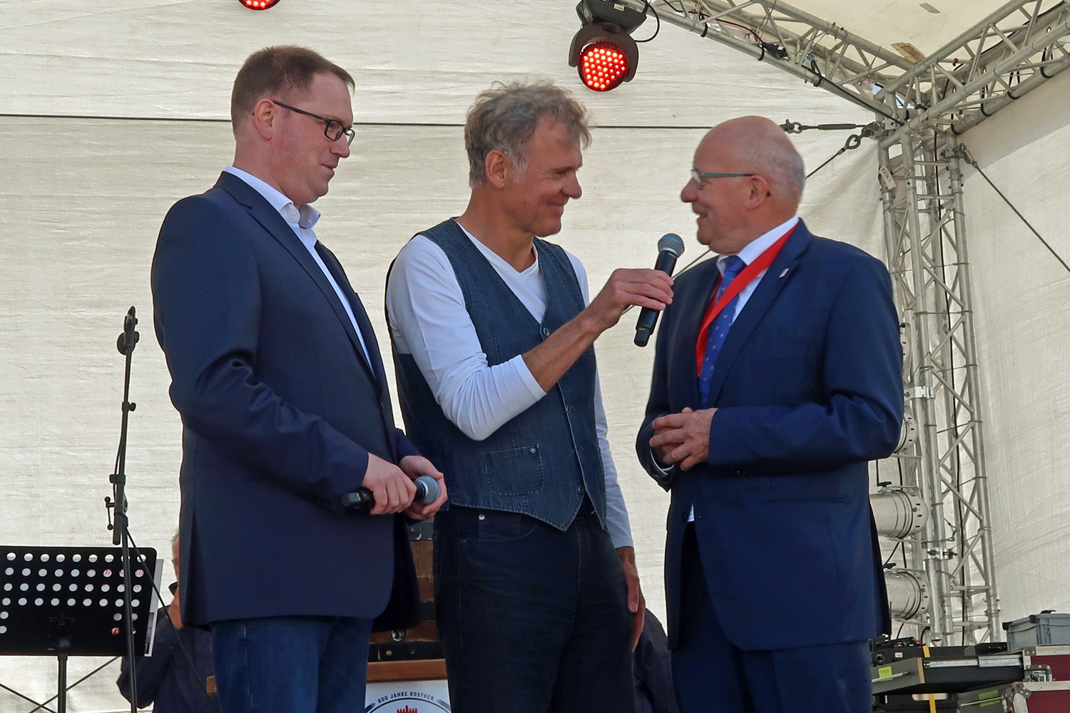 ...Lübecks Bürgermeister Jan Lindau (li.) und Rostocks Oberbürgermeister Roland Methling (re.)  ber der Eröffnung..