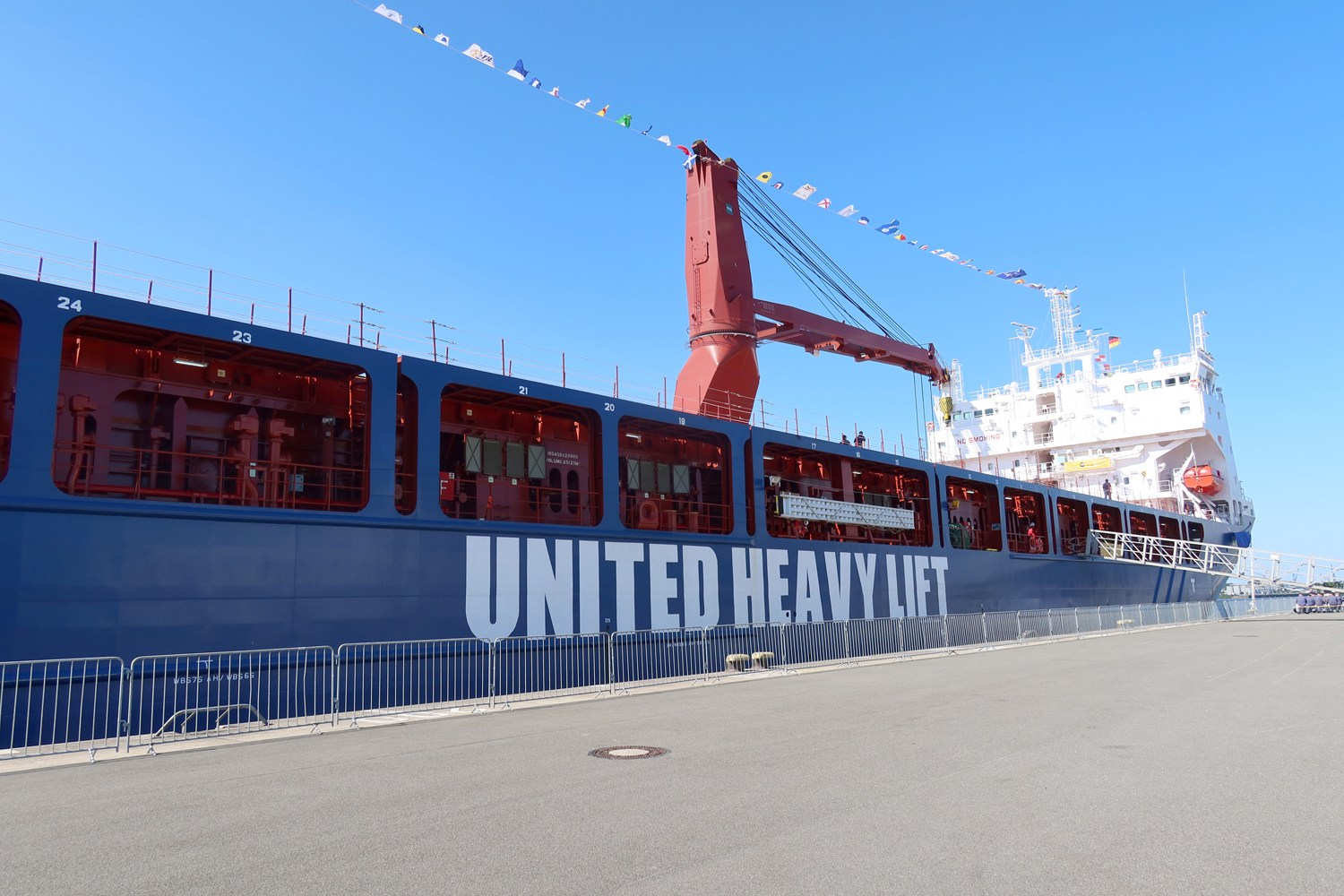 ..das Schiff ist 150 Meter lang, 25,6 Meter breit und ist 13.400 Tonnen schwer.. 