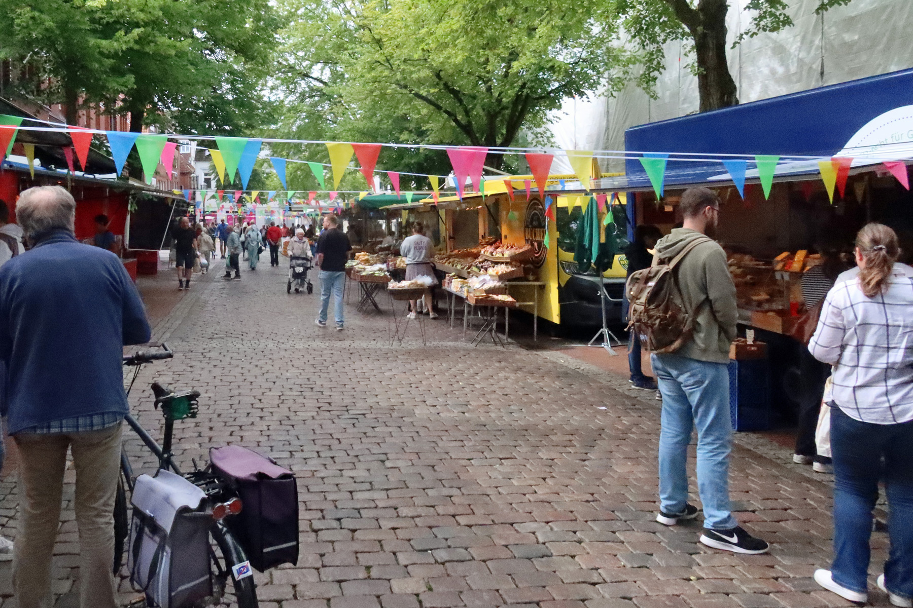Der Stader Wochenmarkt war sehr schön geschmückt..